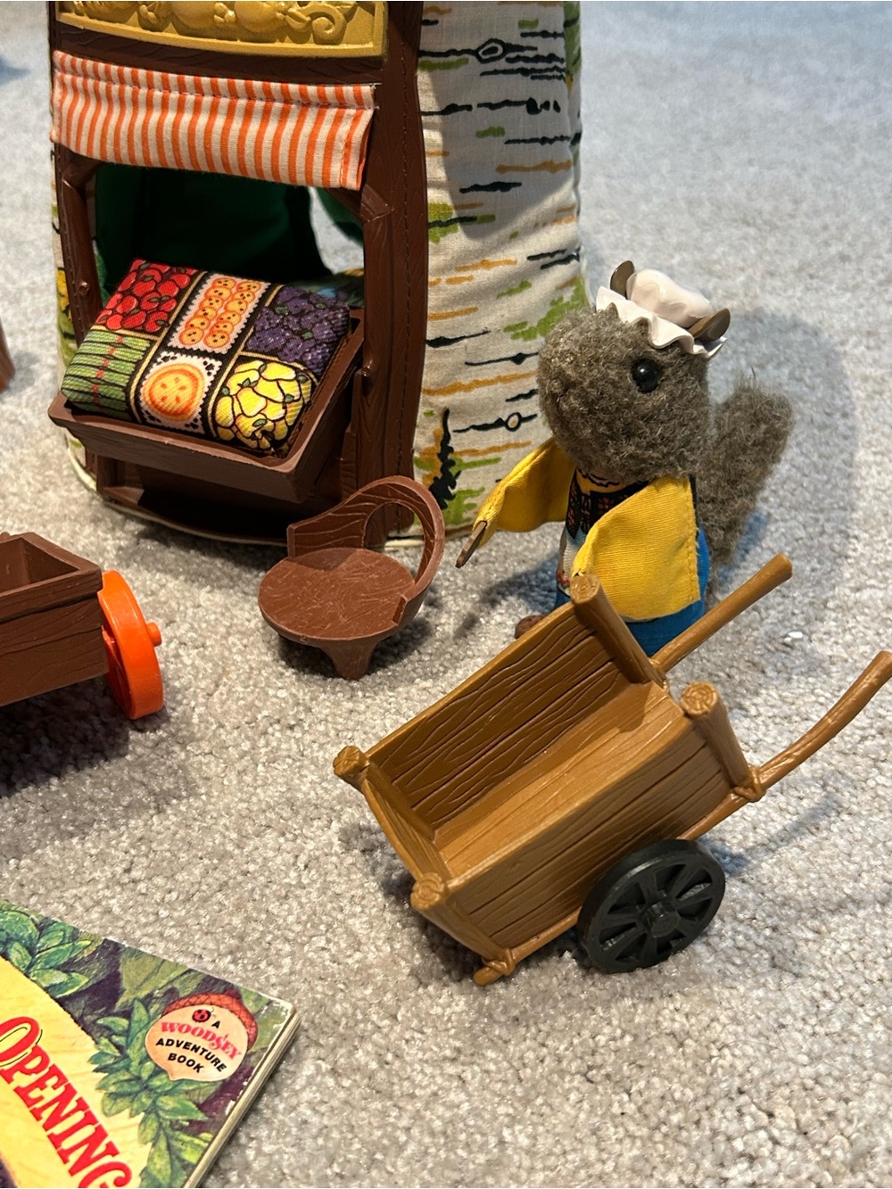 Fisher-Price 1980 Woodsey Squirrel Family Loghouse Playset. - Picture 4 of 4
